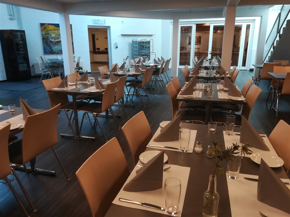 RESTAURANTEN i Messecenter Vesthimmerland
(*)Indtag frokosten i vores restaurant 
(*)Nyrenoveret lokale
<a href="/DK/M%c3%b8der(x17x)%20kurser%20(x9x)%20Konferencer/M%c3%b8delokaler/Restauranten.aspx">Læs mere om restauranten her</a>